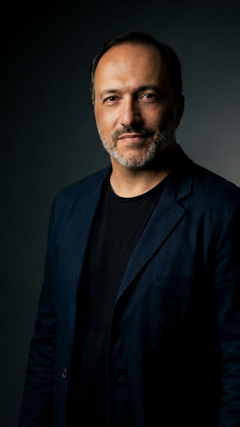 Retrato profissional do arquiteto Raphael Davila, especialista em projetos residenciais de luxo e arquitetura contemporânea.