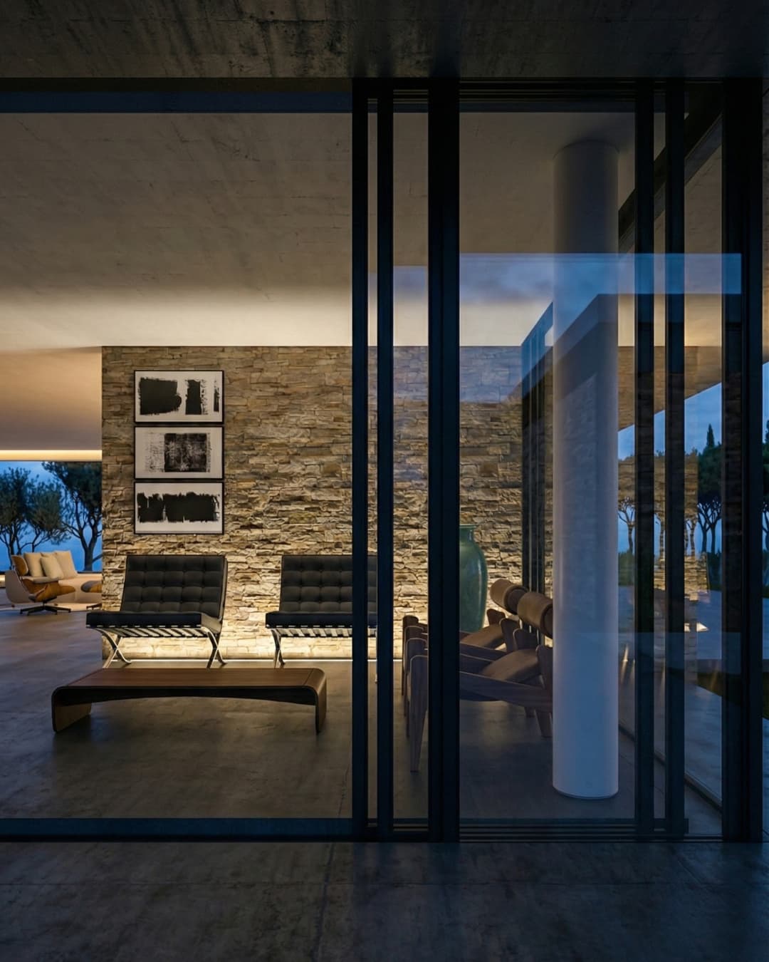 Sala de estar de luxo com poltronas Barcelona, parede de pedra iluminada e teto em concreto aparente com iluminação indireta.