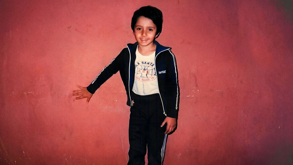 Foto de Raphael Davila na infância, em Campo Mourão, Paraná, nos anos 1980.