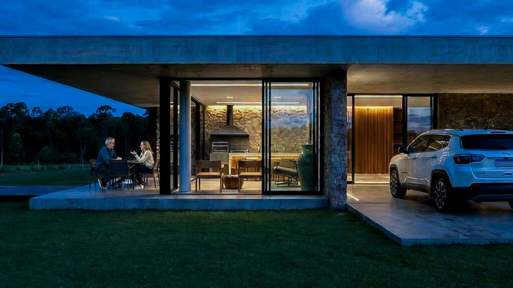 Família reunida na área externa de casa de alto padrão com jardim e luz natural, projeto de Raphael Davila.