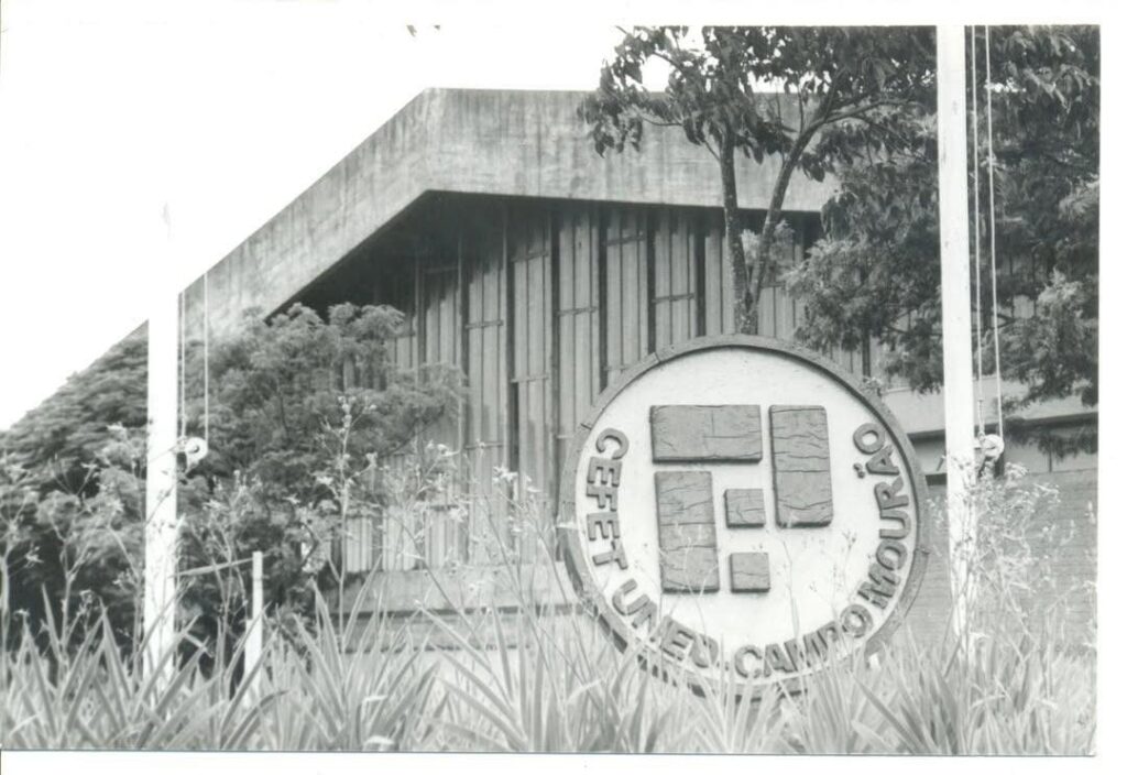 Entrada ou fachada do CEFET-PR em Campo Mourão, escola técnica federal onde Raphael Davila cursou Edificações.