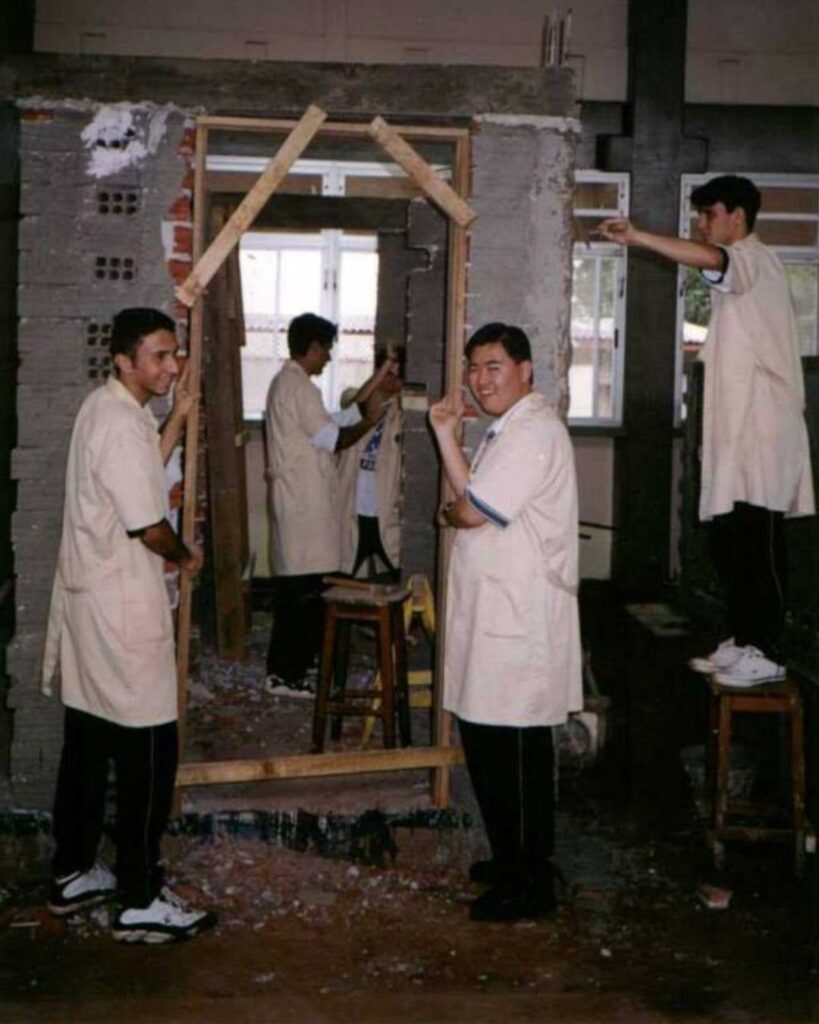 Foto de alunos do curso técnico em Edificações do CEFET-PR no canteiro de obras, Raphael aparece na foto.