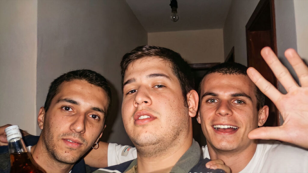 Foto de Raphael Davila com os amigos Marco Aurélio Pozza e Fabiano Teodoro, companheiros de república em Umuarama.