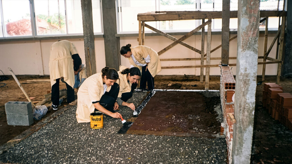 Foto de alunos do CEFET em aula no canteiro de obras, Raphael Davila aparece de costas.