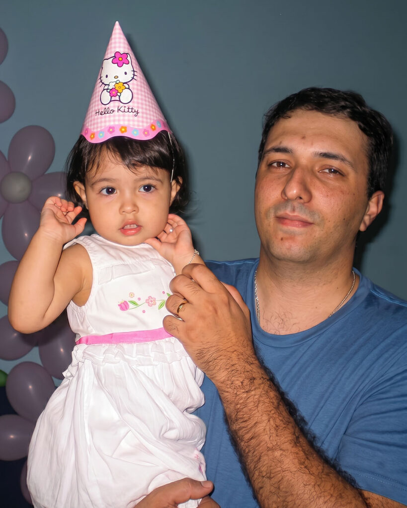 Foto de Raphael Davila com sua filha Beatriz por volta de 2006, quando pediu demissão da Sanepar para atuar como arquiteto autônomo.