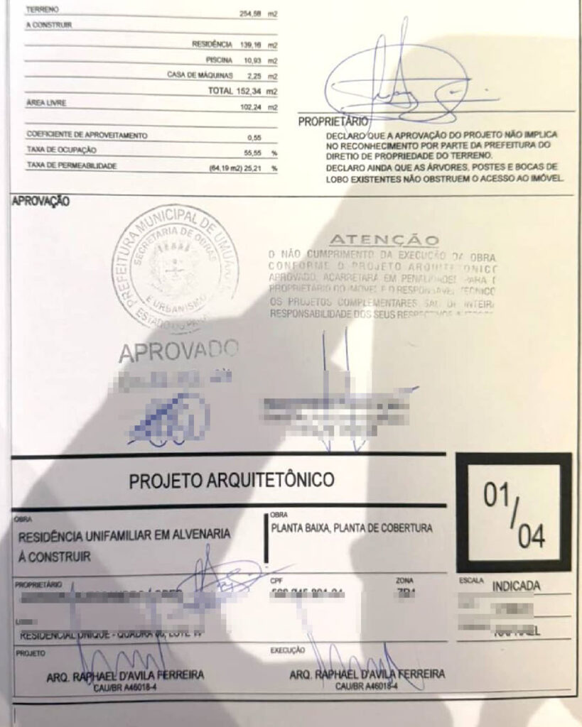 Prancha de projeto arquitetônico assinada com carimbo de arquiteto, início da carreira autônoma de Raphael Davila.