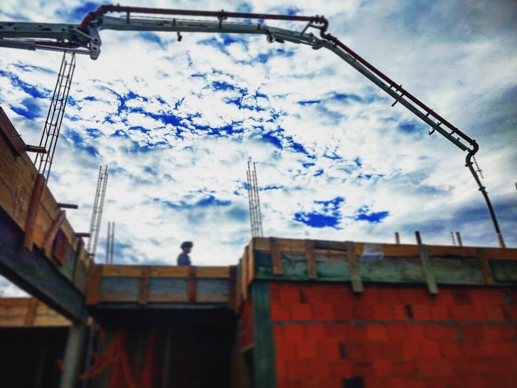 Registro de execução de obra no início da carreira de Raphael Davila, com estrutura em construção.