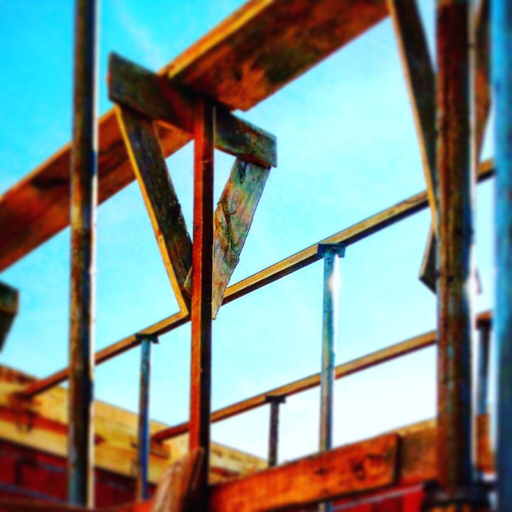 Estrutura de concreto em execução de obra residencial no início da carreira de Raphael Davila em Maringá.