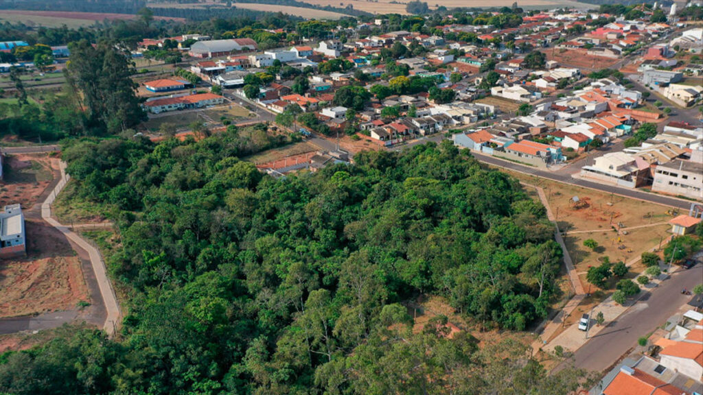 Vista de loteamento em Araruna, Paraná, com ruas, galerias pluviais e pavimentação.