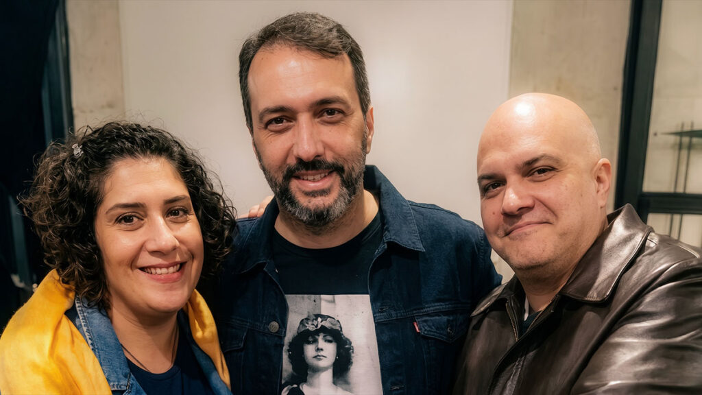Foto de Raphael Davila dias após infarto de 2019, com a irmã Janaína e o irmão Lincoln ao seu lado.