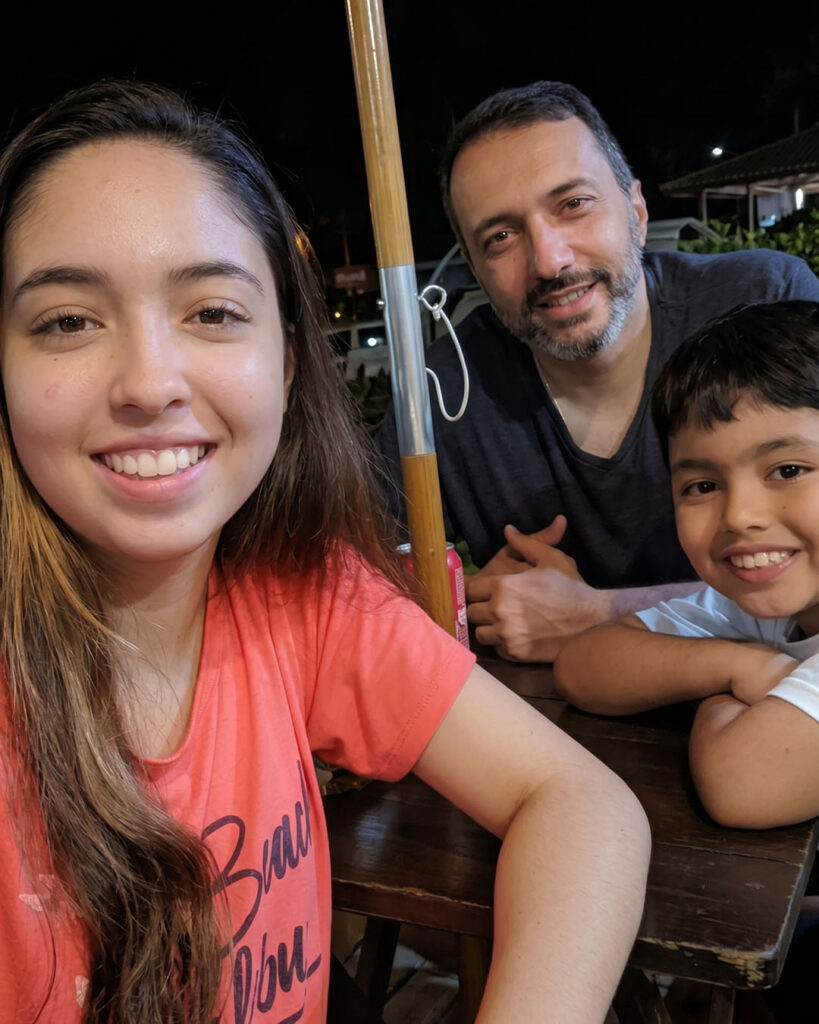 Foto de Raphael Davila com os filhos Beatriz e Gabriel dias após o infarto de junho de 2019.