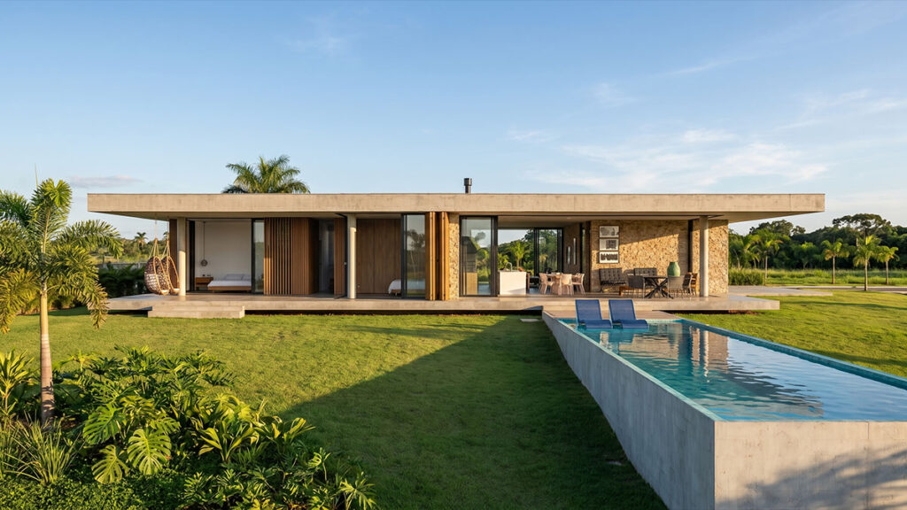 Área externa de residência de alto padrão com vegetação nativa, silêncio visual e integração com a natureza, projeto de Raphael Davila.