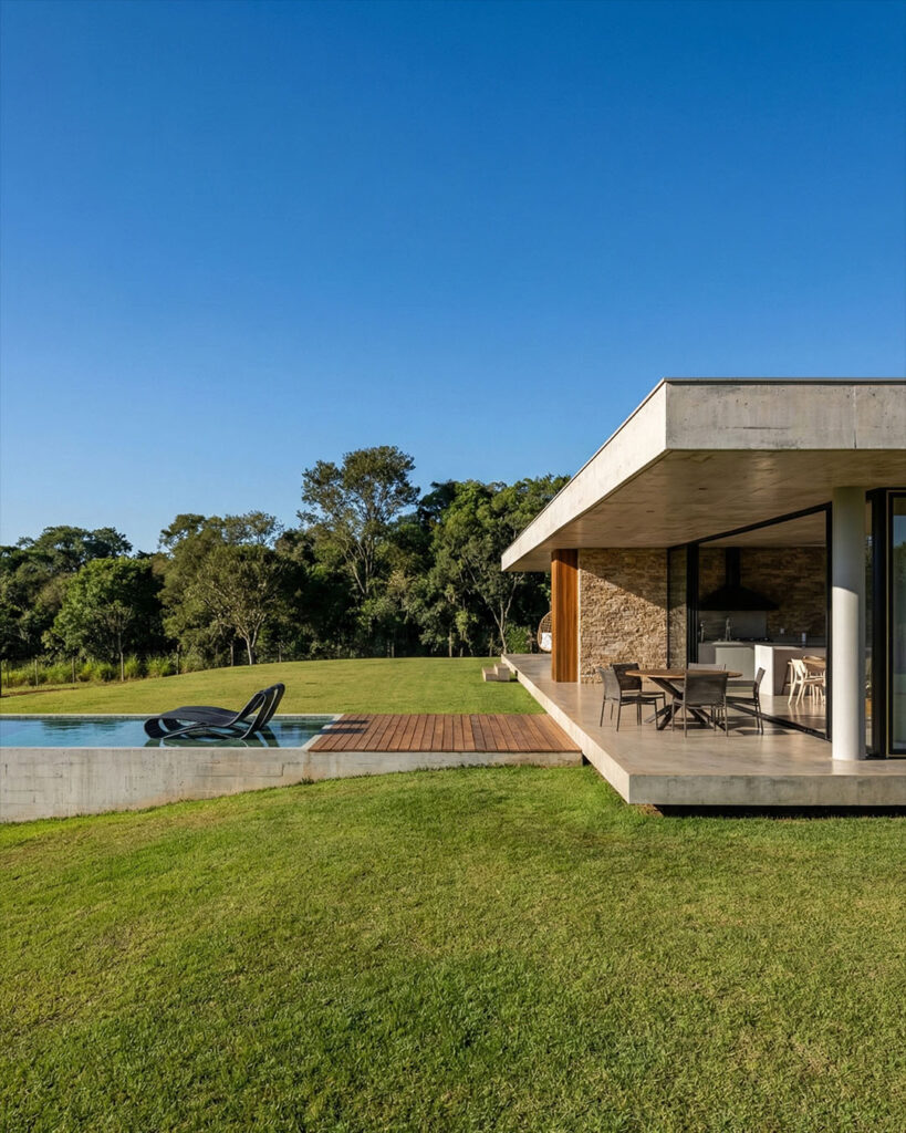 Área de lazer com piscina da casa de alto padrão em Uruaçu, Goiás, 2025, projeto de Raphael Davila Arquitetura.