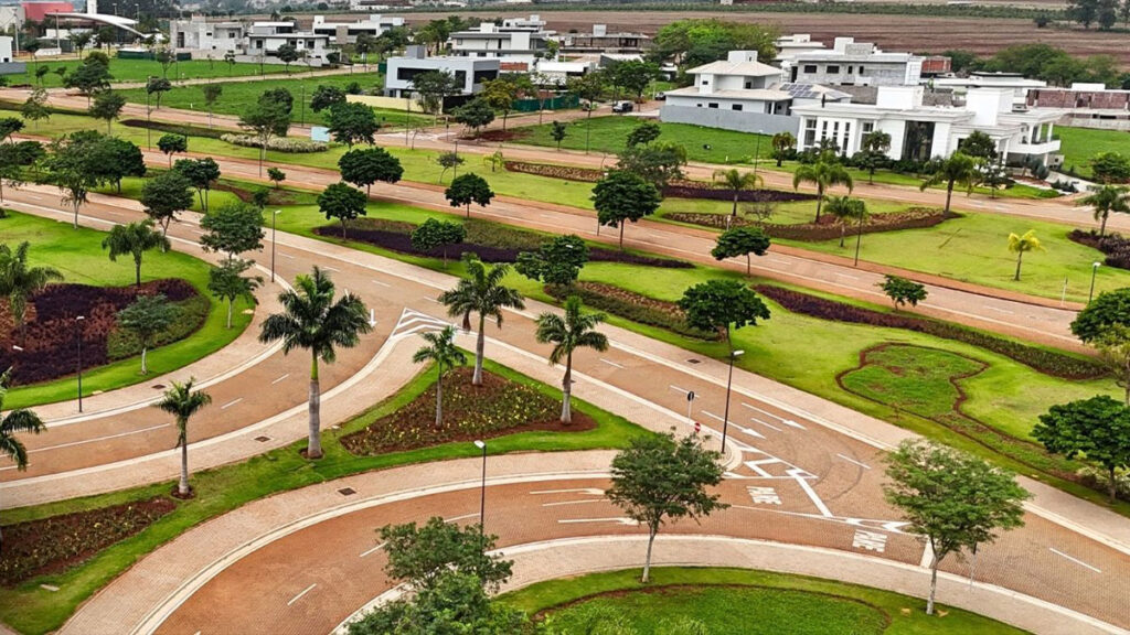 Condomínio fechado de alto padrão Jardins de Monet Thermas Residence em Maringá, com área de lazer, piscina semiolímpica aquecida e complexo de águas termais privativo.