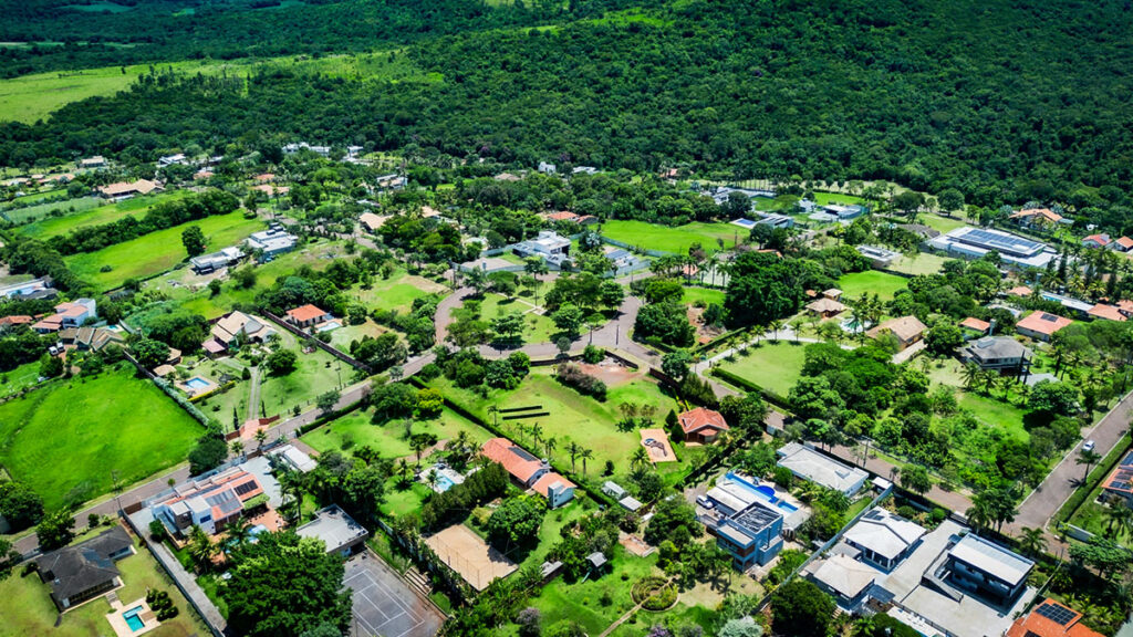 Condomínio fechado de alto padrão Estância Zaúna, próximo a Maringá, com reserva natural, cachoeiras, trilhas ecológicas e lotes médios de 4.500 m² integrados à vegetação nativa.