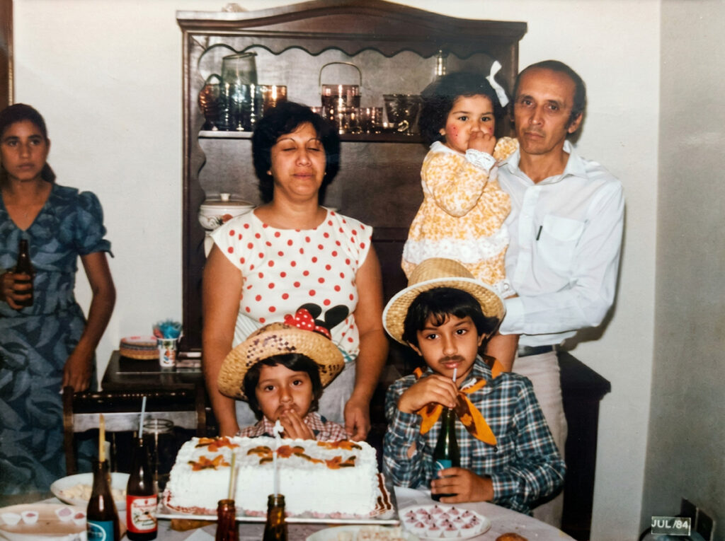 Foto de família antiga com os pais e irmãos de Raphael Davila na infância.