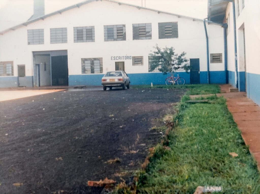 Vista de empresa armazenadora de grãos Copasa, jun/88, com silos e barracões industriais.