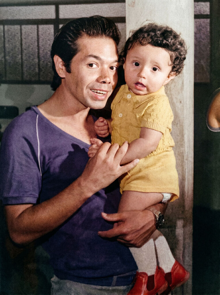 Foto do tio Otemar com Raphael no colo, desenhista técnico e primeira influência de Raphael Davila para a precisão e a beleza do traço.
