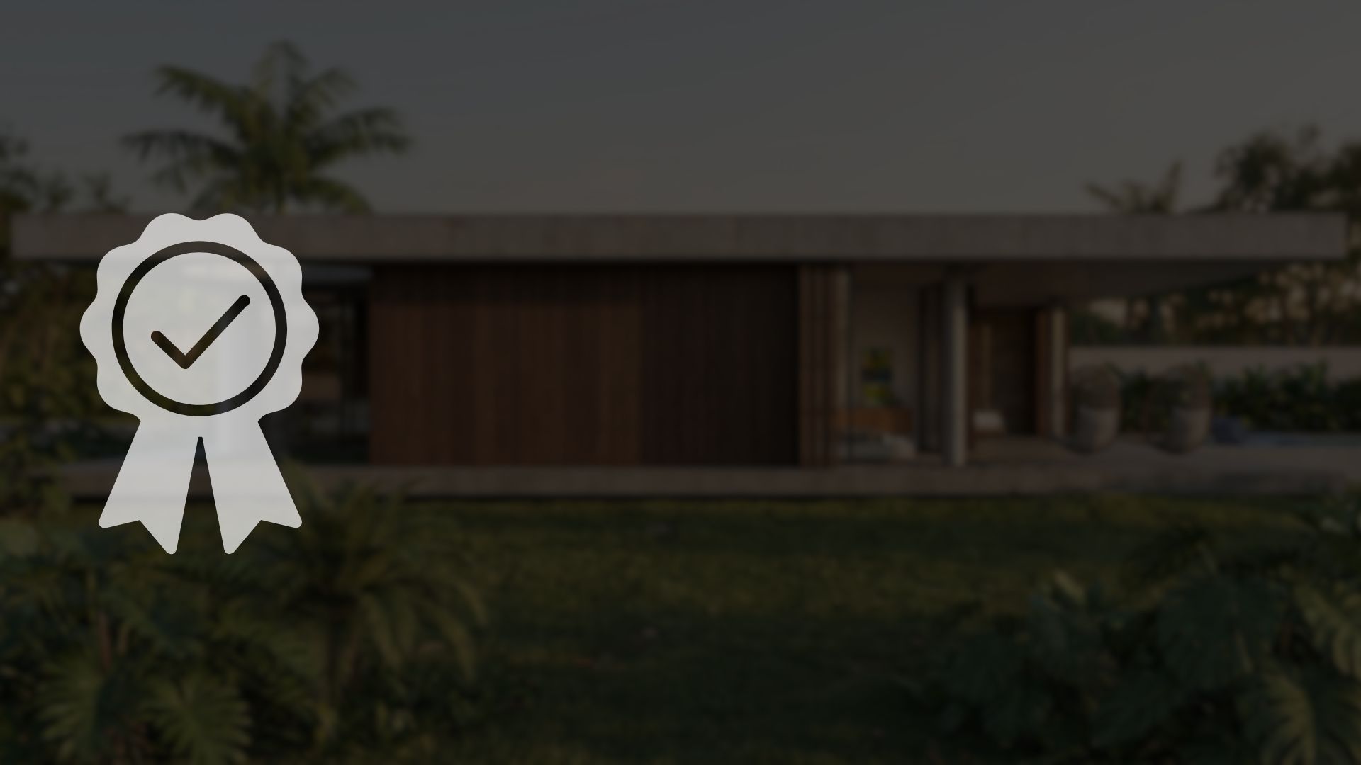 Gráfico institucional com ícone de medalha com selo de aprovação sobreposto à imagem desfocada de uma fachada residencial contemporânea de luxo com painéis de madeira, representando a especialização de Raphael Davila Arquitetura.