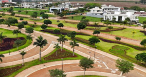 Condomínio fechado de alto padrão Jardins de Monet Thermas Residence em Maringá, com área de lazer, piscina semiolímpica aquecida e complexo de águas termais privativo.