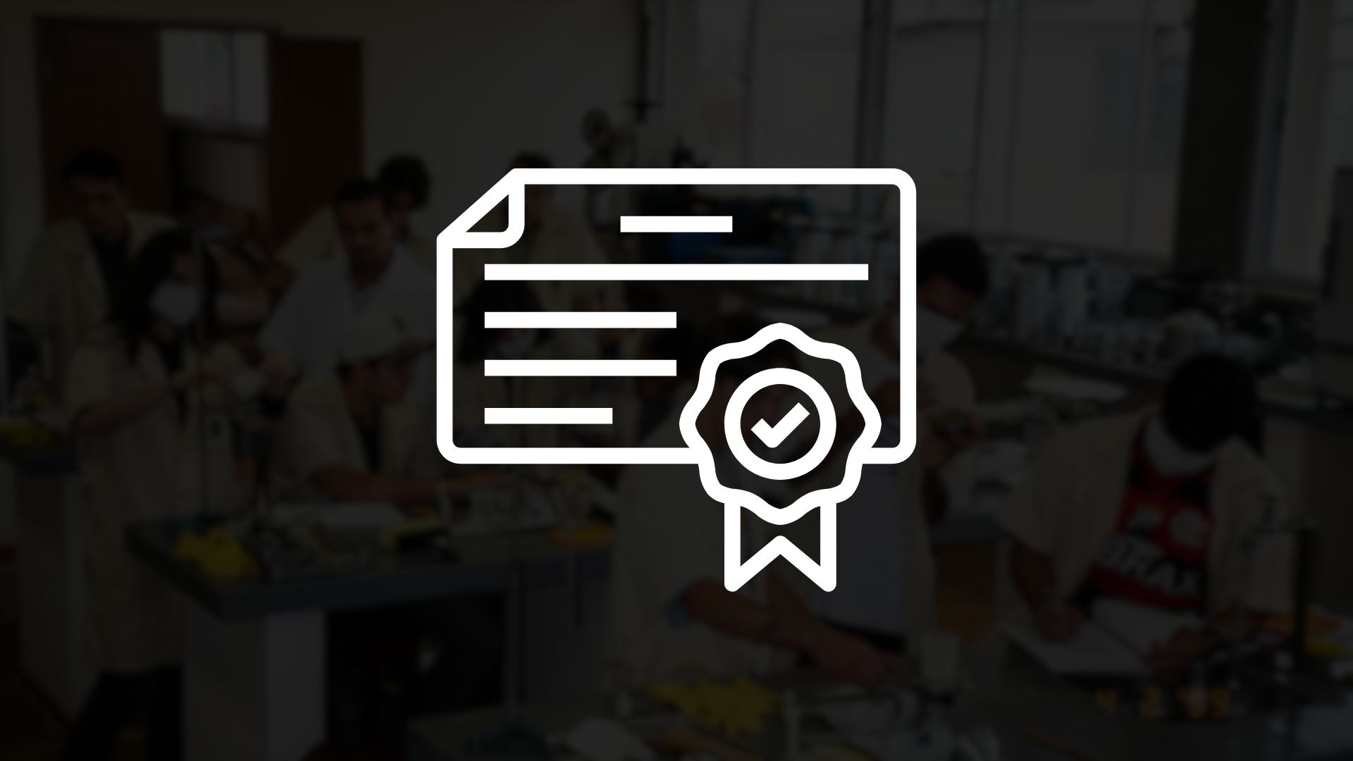Ícone de certificado com selo de aprovação sobre fundo escurecido, representando formação técnica em edificações.