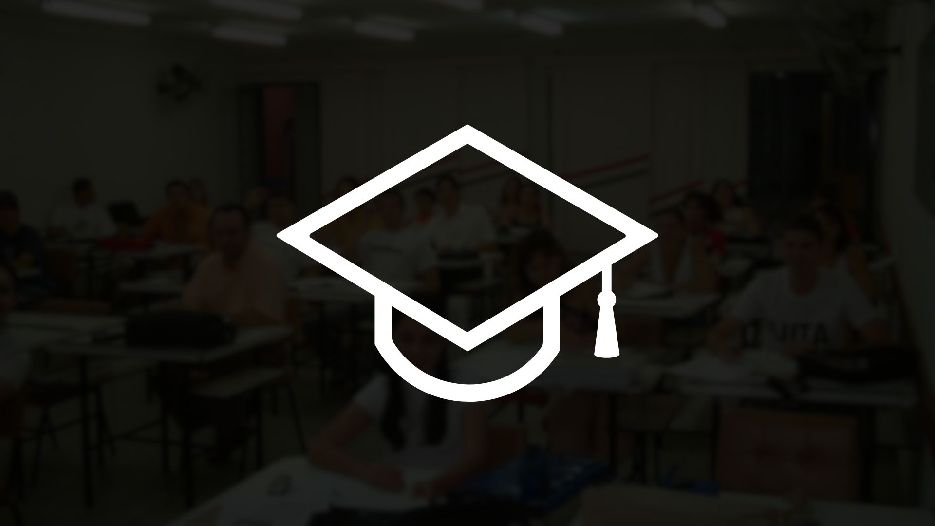 Ícone de capelo de formatura sobre fundo escurecido com sala de aula, representando a graduação em Arquitetura e Urbanismo.