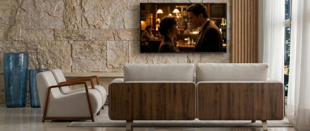 Sala de estar de alto padrão com parede de pedra natural, sofá de madeira, poltronas e TV com filme