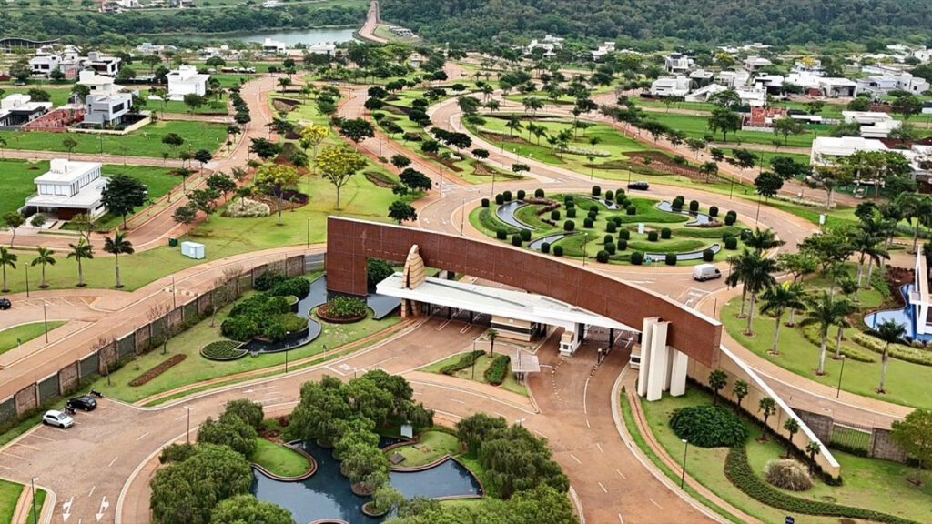 Foto aérea da portaria do condomínio Jardins de Monet, em Maringá, com vias internas e paisagismo