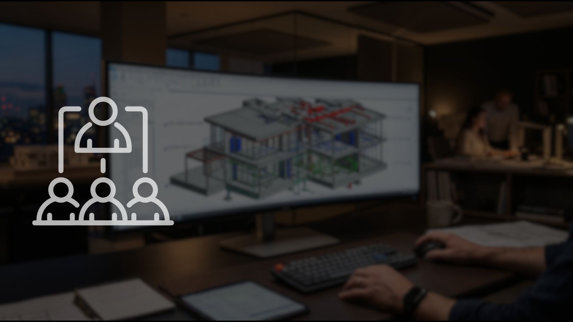 Mãos em teclado diante de monitor ultrawide com modelo 3D de residência e instalações, com ícone de equipe coordenada