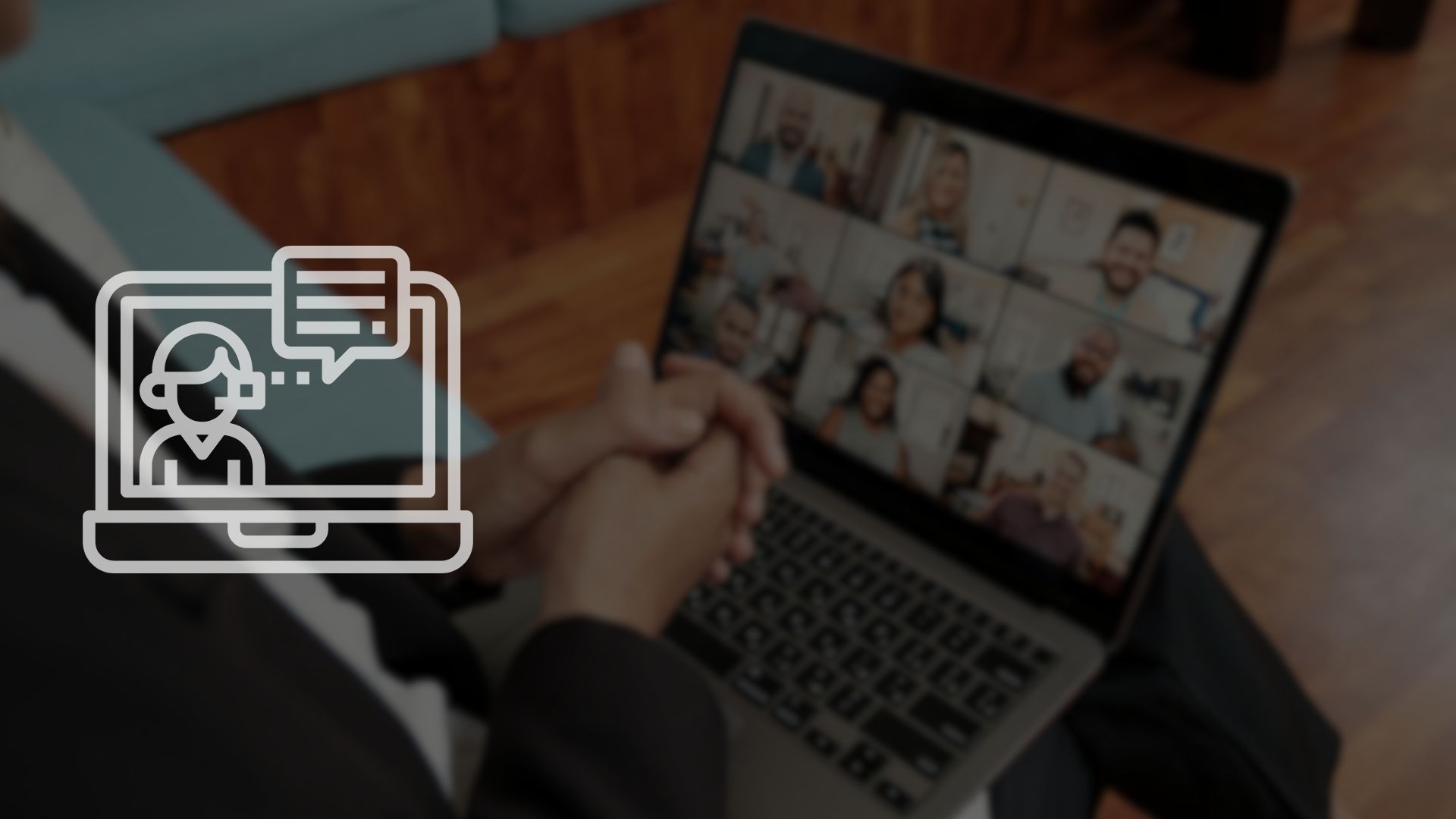 Pessoa com notebook no colo em videochamada com vários participantes, com ícone de atendimento online